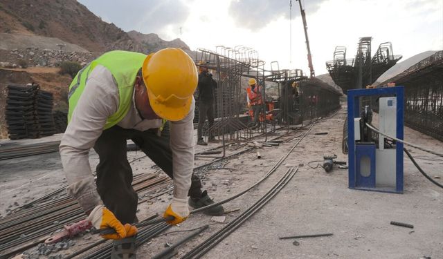 Heyelan sonrası Hakkari-Van kara yolunda iki kalıcı köprü yapılıyor