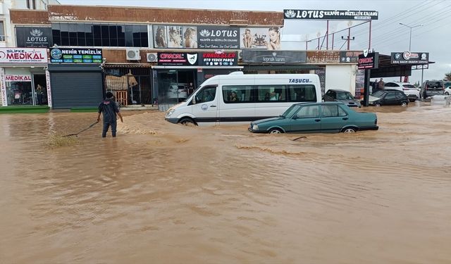 Mersin'de sağanak su baskınlarına neden oldu