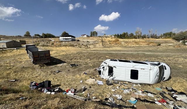 Tır ile minibüs çarpıştı: Ölü ve yaralılar var!