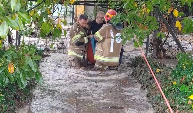 Selde mahsur kalan aileyi itfaiye ve jandarma kurtardı!