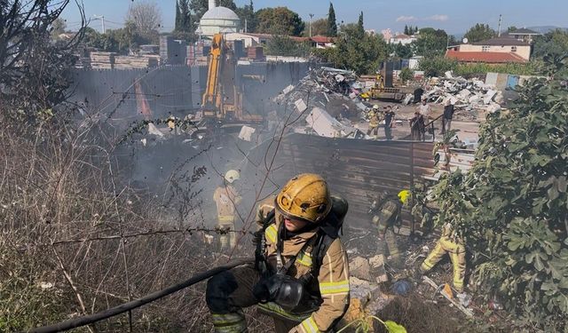 Geri dönüşüm deposunda yangın: Dumanlar kent merkezinden görüldü