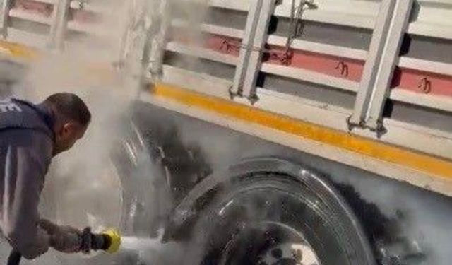 Osmaniye'de yem yüklü tır alev aldı
