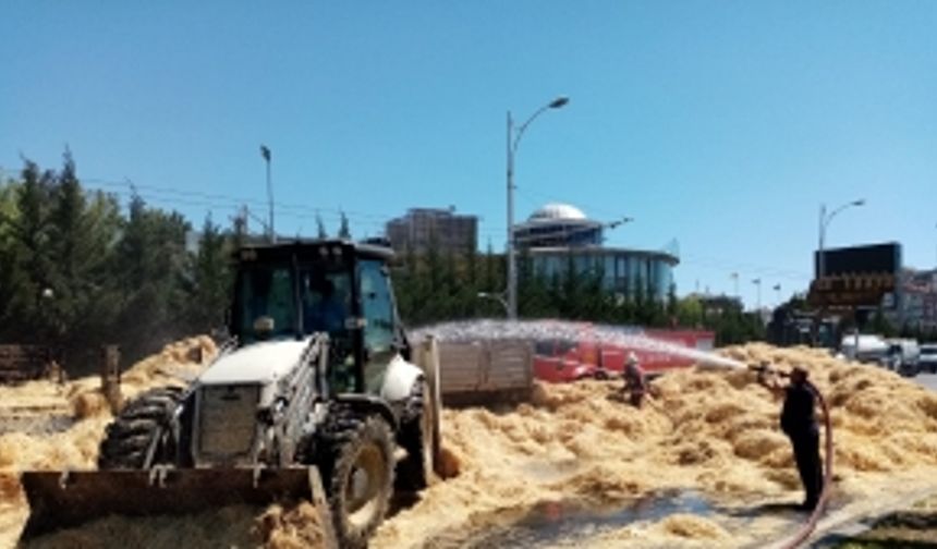 Malatya'da saman Yüklü Tır Yandı