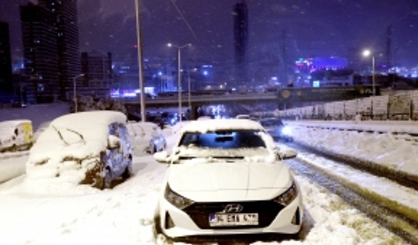 Yola bırakılan araçlar çekiliyor