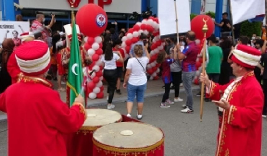 Olimpiyat Şampiyonu mehteranla karşılandı