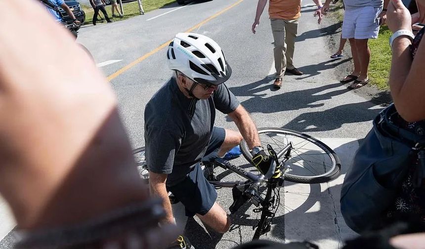 ABD Başkanı Biden, gazetecilere el sallarken bisikletten düştü