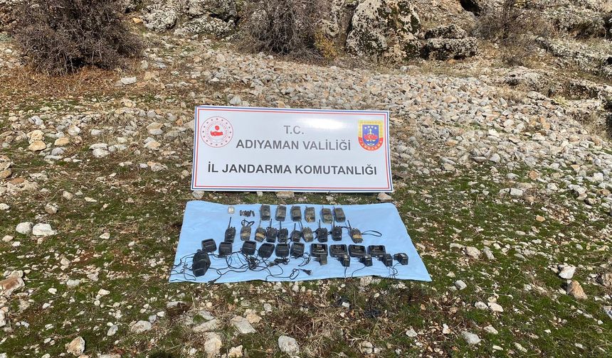 PKK'ya ait toprağa gömülü telsizler ele geçirildi