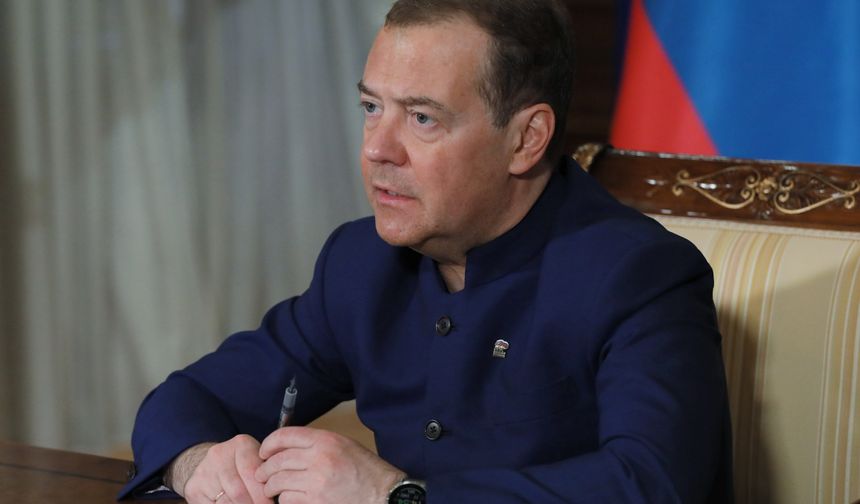 Medvedev: Her türlü silahı kullanmaya hazırız!