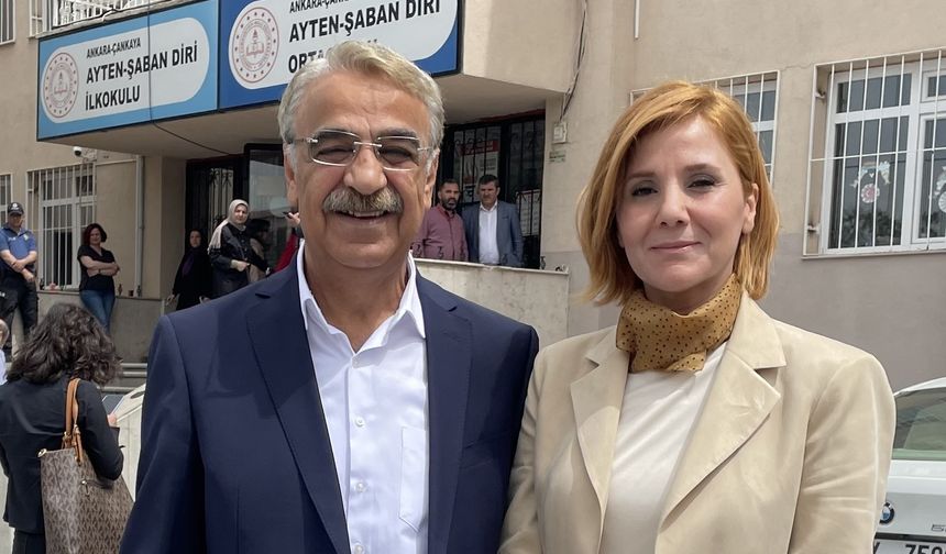 Sancar eşiyle birlikte oyunu kullandı!