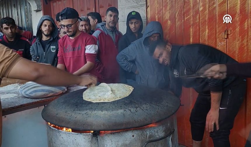 Filistinli gönüllüler topluluğu ekmek pişirerek bedava dağıttı!