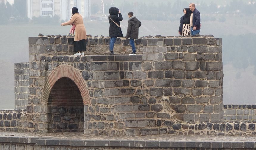 Diyarbakır'ın tarihi surlarında 'fotoğraf' tehlikesi