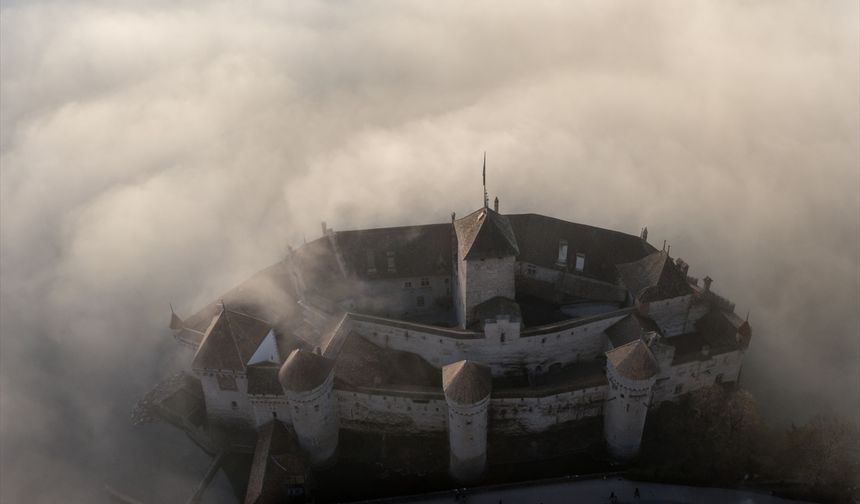 Cenevre Gölü'nün kıyısındaki Chillon Şatosu