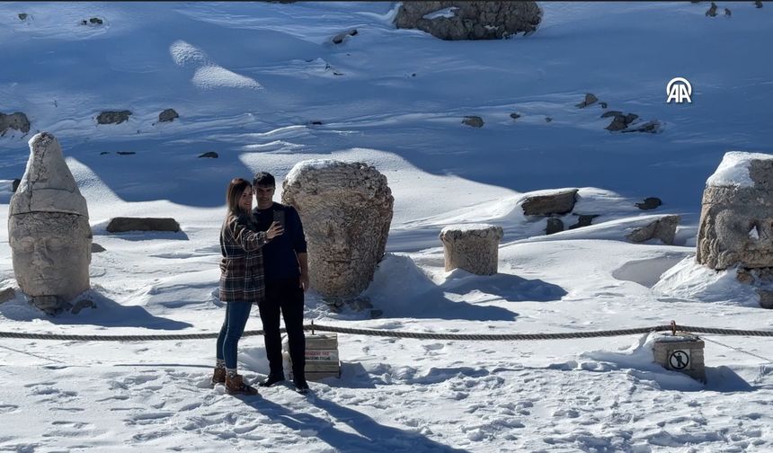 Nemrut Dağı'nın dev heykelleri kışın da ziyaretçilerini ağırlıyor