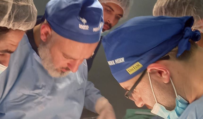 Diyarbakırlı doktor, Filistin’de yaptığı ameliyatı ve dramı kayıt altına aldı