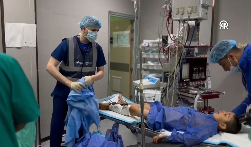 Gazze'de zor şartlar altında ameliyat yapılıyor!
