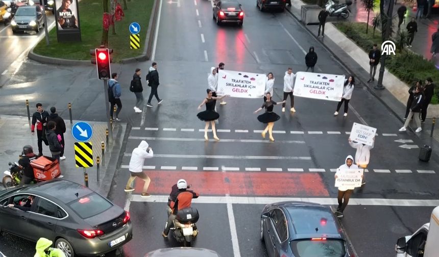 İstanbul'da trafikte bekleyenlere bale gösterisi sürprizi!