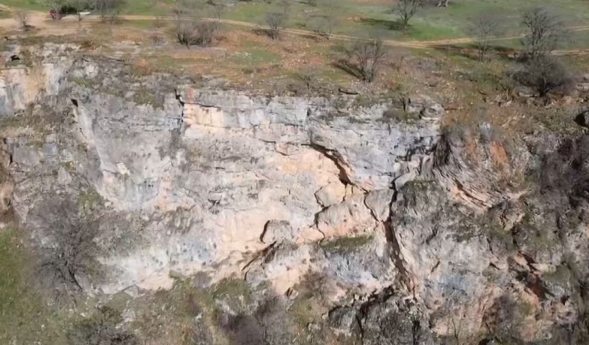 Tunceli'de korkutan kayalık