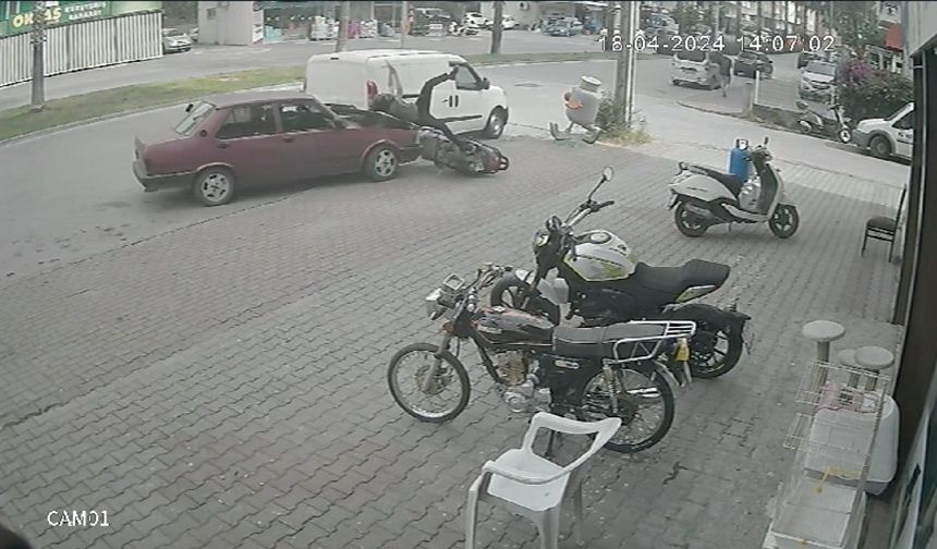 Cinayet teşebbüsü gibi: Park halindeki motosiklet sürücüsüne böyle çarptı!