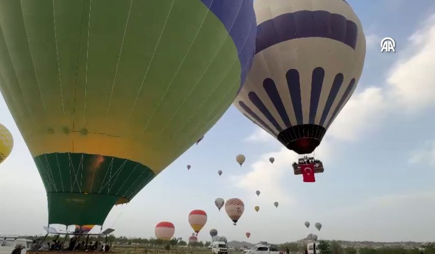 Kapadokya'da balonlar Türk bayraklarıyla havalandı!