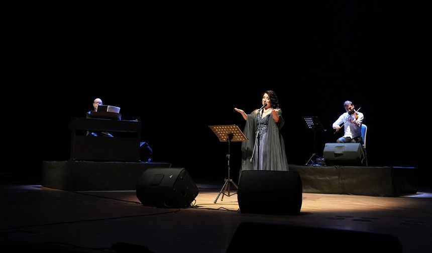 Pervin Chakar Diyarbakır’da sahne aldı