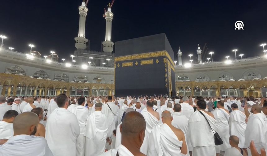 Binlerce Müslüman Mescid-i Haram'ı ziyaret etti