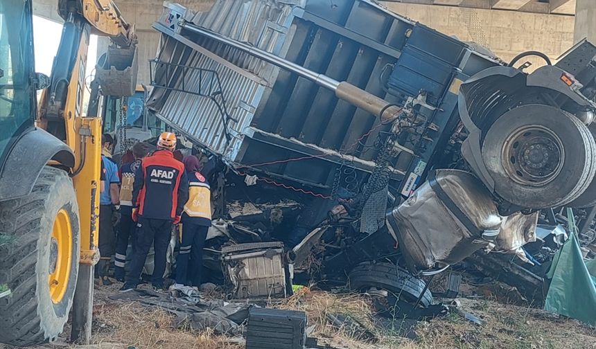 Şanlıurfa'da TIR viyadükten böyle düştü: 2 kişi öldü