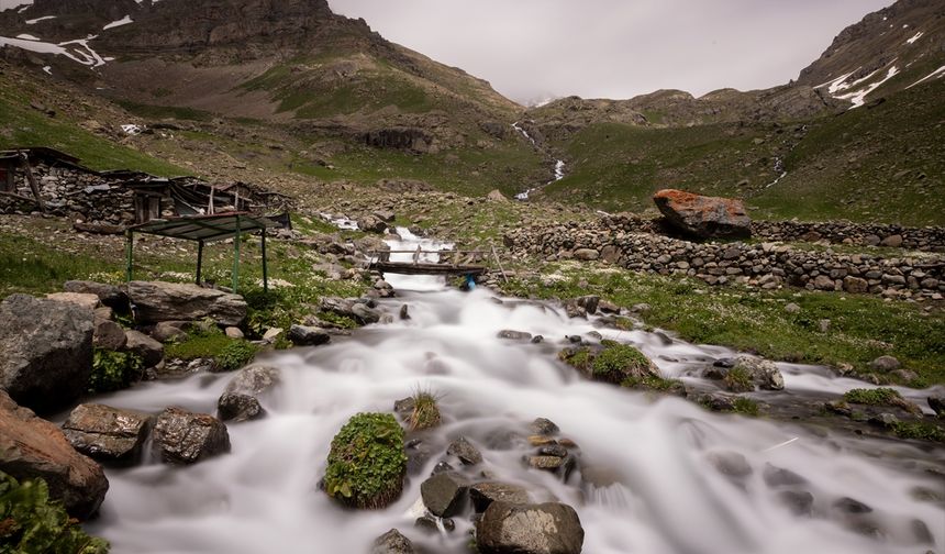 Erzurum-Rize sınırındaki zirveler doğaseverleri bekliyor