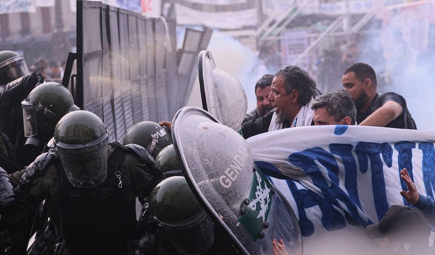 Yüzlerce öğretmen yasaya karşı protesto gösterisi düzenlendi!