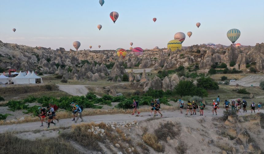 Kapadokya Çöl Maratonu'nda 30 kilometrelik koşu başladı