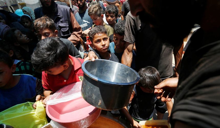 Gazze'de yerinden edilmiş Filistinlilere sıcak yemek dağıtıldı