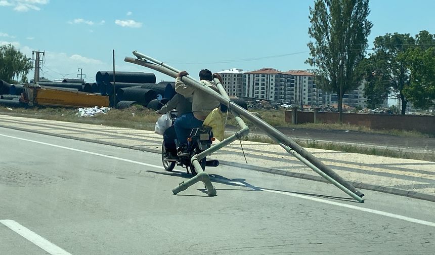 Motosikletle 'pes' dedirten görüntüler!