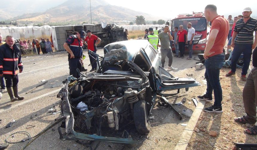 Mersin'de feci kaza: İşçi servisleri kafa kafaya çarpıştı!