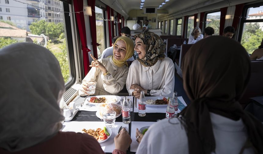 Turistik Tatvan Treni ilk seferini tamamladı!