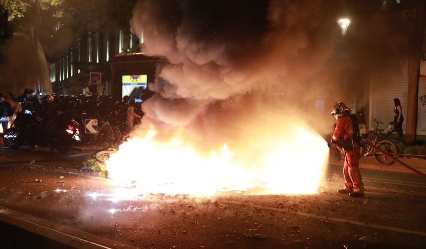 Polisten aşırı sağ karşıtlarına biber gazıyla müdahale!