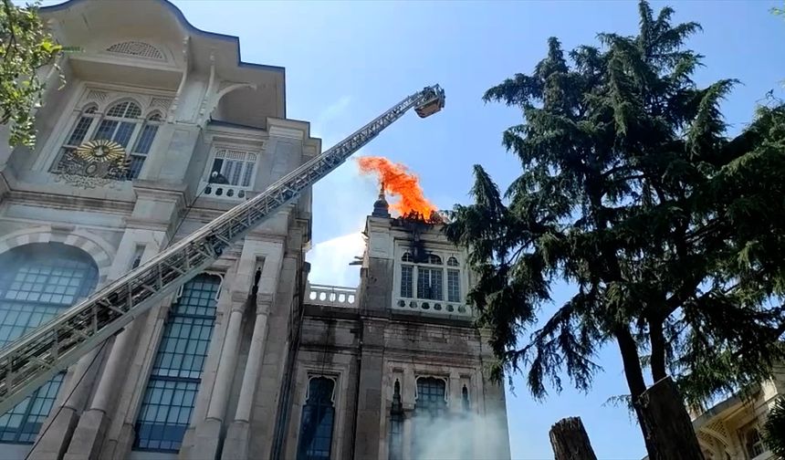 Sağlık Bilimleri Üniversitesinin çatısı cayır cayır yandı!