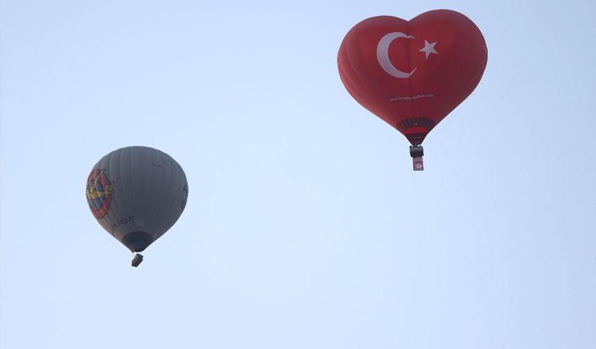 Kapadokya'da sıcak hava balonları Türk bayraklarıyla uçtu