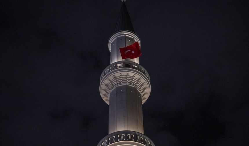 Ülke genelindeki camilerde sela okundu