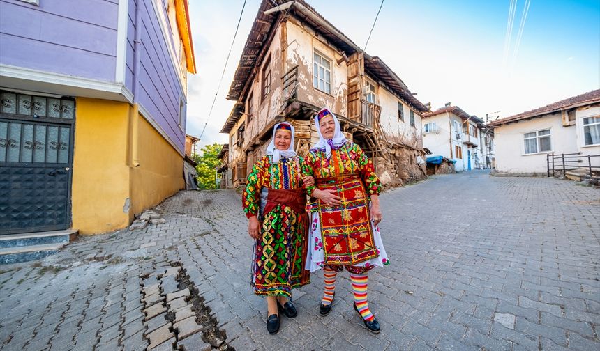 Tokatlı kadınlar geleneksel kıyafetlerini sonraki nesillere aktarıyor