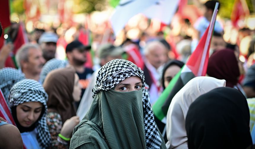 AYASOFYA'DA HENİYE İÇİN TOPLANDILAR