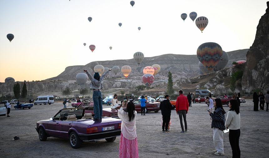 18 ülkenin figürlü balonları Kapadokya semalarında