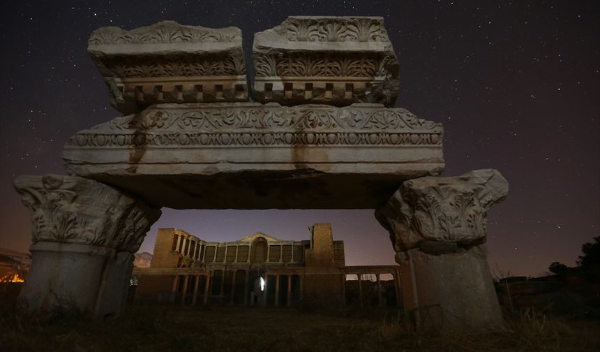 Sardes Antik Kenti'nde yıldızlı gece