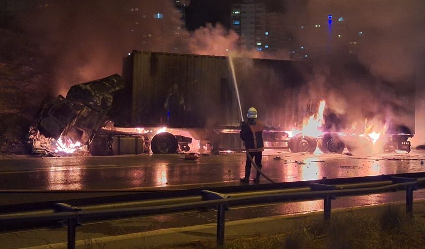 Mersin'de çarpışan tırlar alev alev yandı: 1 ölü, 1 yaralı!