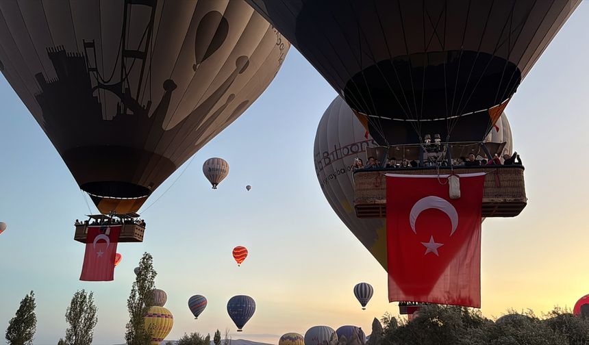 Kapadokya'da balonlar Türk bayraklarıyla uçtu