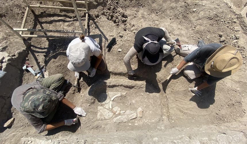 Apollon Tapınağı'nda 1700 yıllık mezar bulundu!