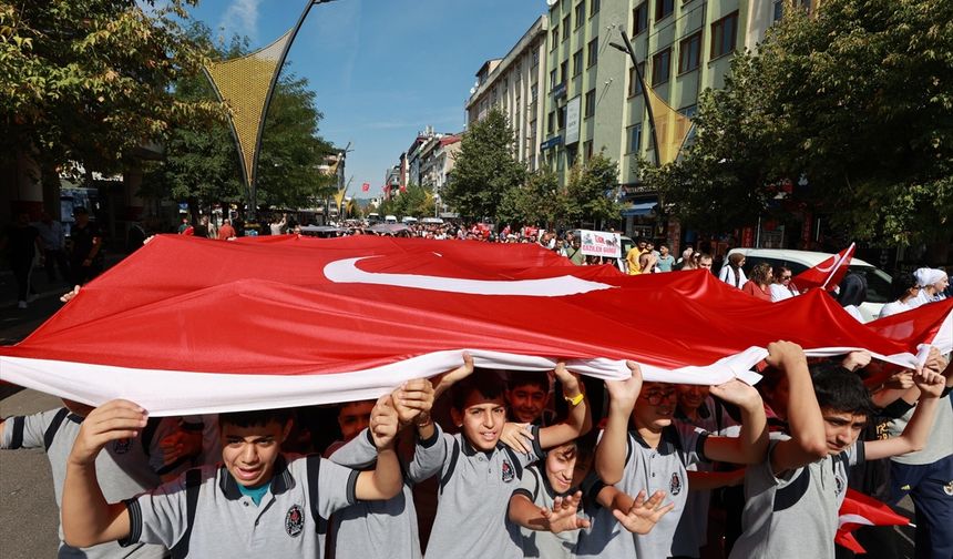 Yüzlerce vatandaş kahramanlar için yürüdü