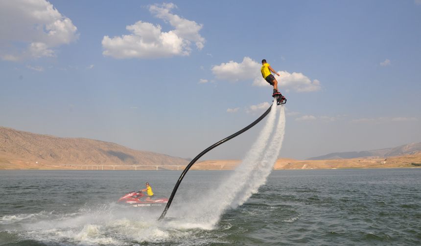 Denizi olmayan Batman'da flyboard gösterisi