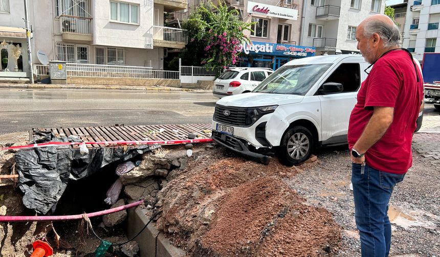 İzmir Menderes'te sağanak sonrası yol çöktü