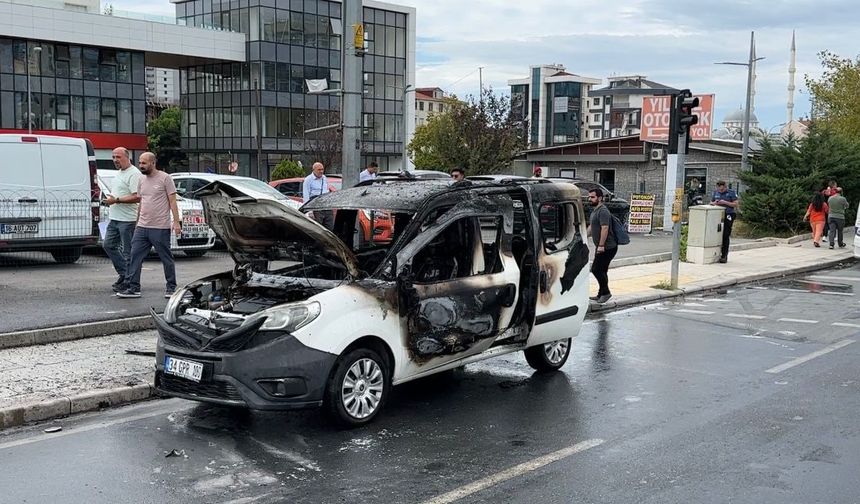 Adliye önüne getirdiği aracını ateşe verdi