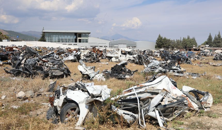 Depremin acı yüzünü gösteren araç mezarlığı duygulandırıyor