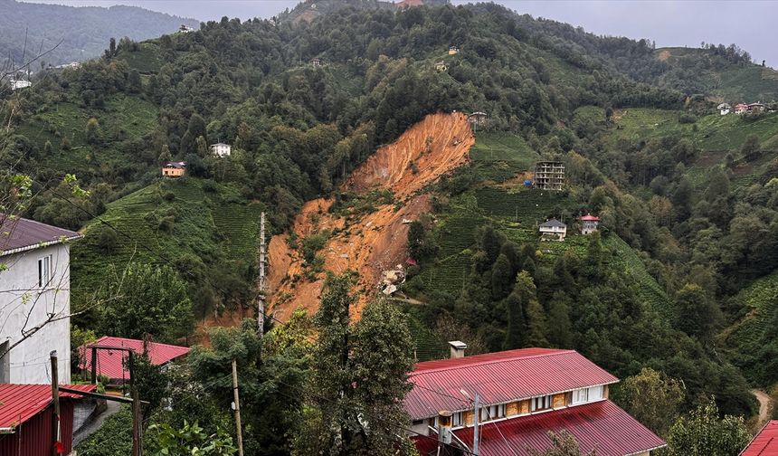 Heyelan sonucu 2 ev toprak altında kaldı